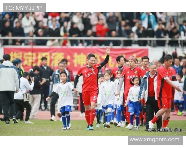 足球明星收到意外礼物感动瞬间分享与球迷的温暖互动故事